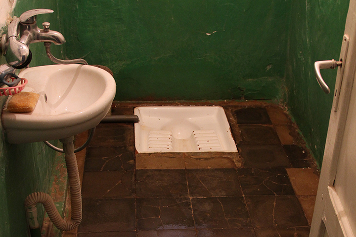 polican guesthouse bathroom